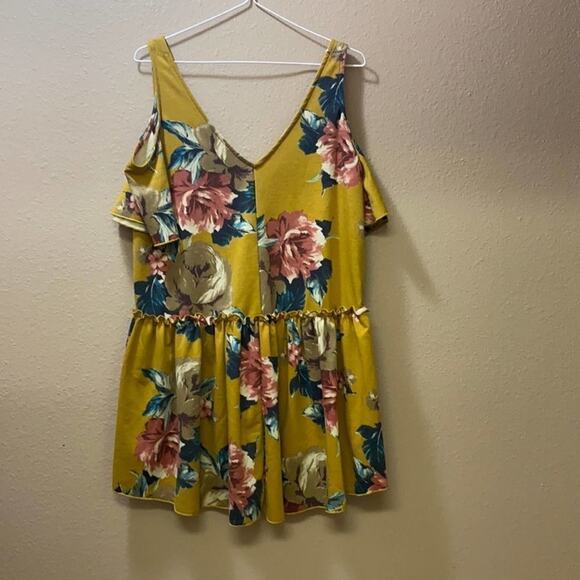 CY fashion boutique ruffle cold shoulder top small - Picture 2 of 2